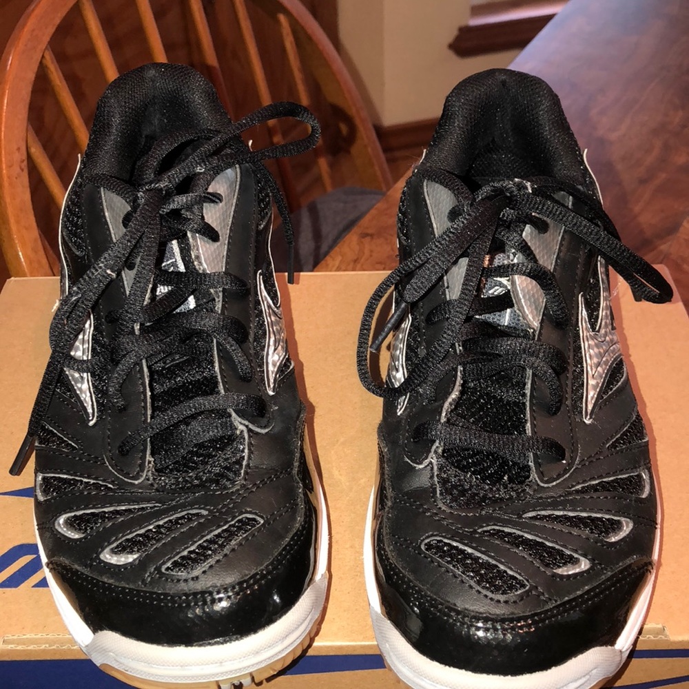 Athletic shoes